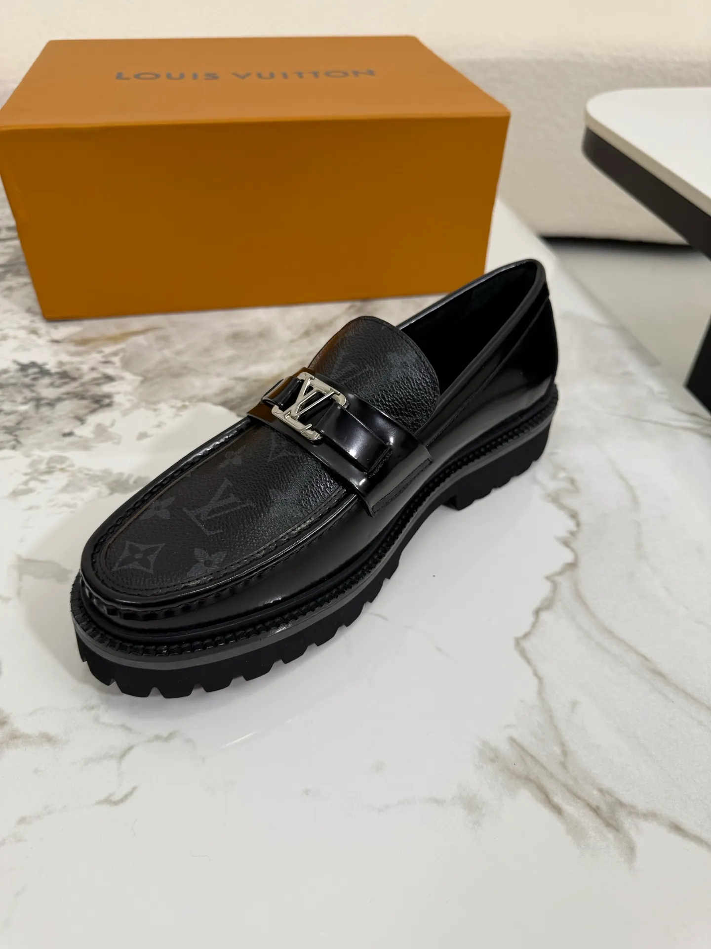 [L Family] Top P: 800💰 ▪️Size: 39-44 (38.45 custom-made) The top male god leather shoes Lv series are sold at the same time with original factory configuration, original cowhide fabric imported from Italy, soft and comfortable, imported water-dyed cow lining, soles: original ultra-light French foam outsole super comfortable, original factory with single goods 🔍🔍high quality, can be entered and exited at will, welcome to compare and synchronize.